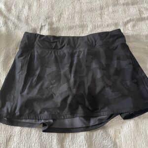 Lululemon Women’s Black Camouflage athletic skirt
